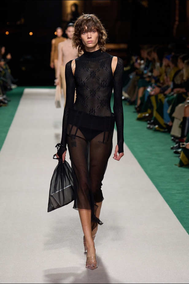 الأناقة الممزوجة بالجرأة والأنوثة في مجموعة Victoria Beckham لربيع وصيف 2025