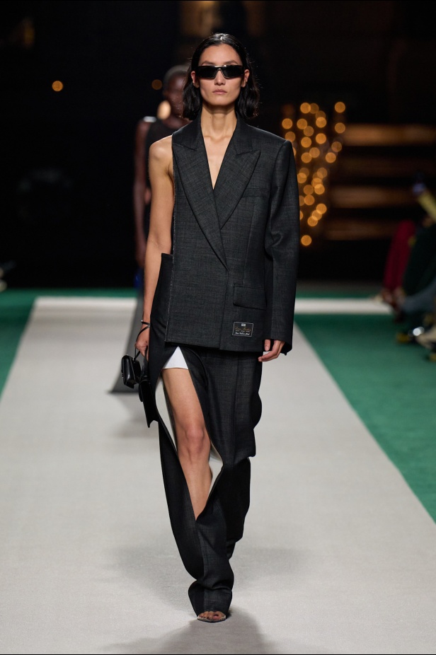 الأناقة الممزوجة بالجرأة والأنوثة في مجموعة Victoria Beckham لربيع وصيف 2025