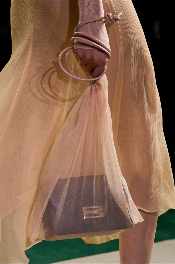 الأناقة الممزوجة بالجرأة والأنوثة في مجموعة Victoria Beckham لربيع وصيف 2025