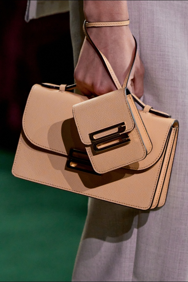 الأناقة الممزوجة بالجرأة والأنوثة في مجموعة Victoria Beckham لربيع وصيف 2025