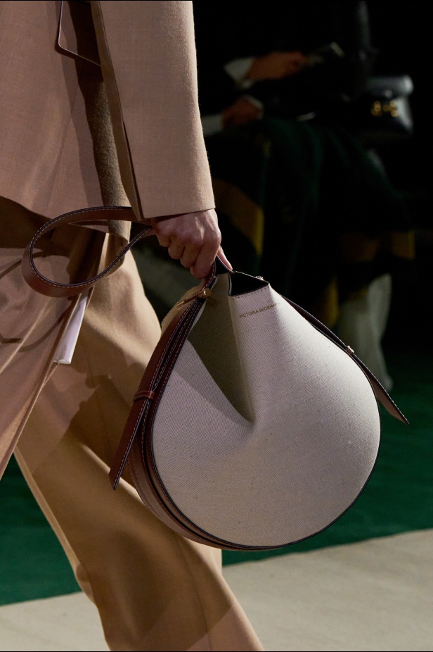 الأناقة الممزوجة بالجرأة والأنوثة في مجموعة Victoria Beckham لربيع وصيف 2025