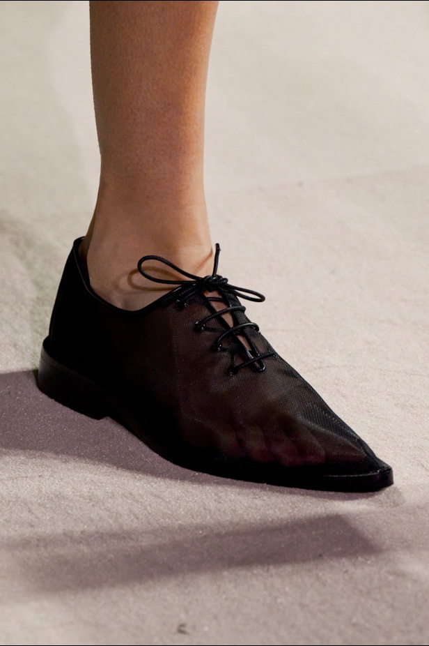 الأناقة الممزوجة بالجرأة والأنوثة في مجموعة Victoria Beckham لربيع وصيف 2025