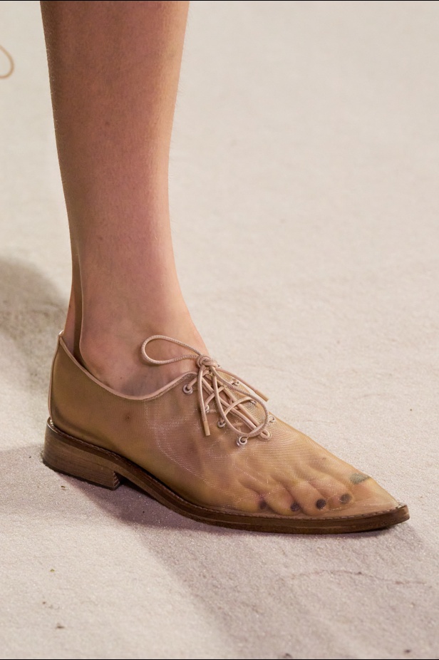 الأناقة الممزوجة بالجرأة والأنوثة في مجموعة Victoria Beckham لربيع وصيف 2025