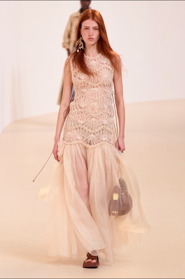 مجموعة Zimmermann لربيع 2025 مستمدة من لون الشمس ومستوحاة من ركوب الأمواج