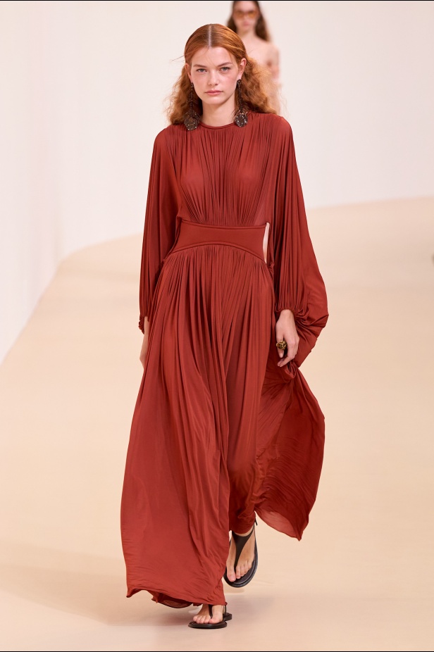 مجموعة Zimmermann لربيع 2025 مستمدة من لون الشمس ومستوحاة من ركوب الأمواج