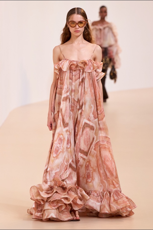 مجموعة Zimmermann لربيع 2025 مستمدة من لون الشمس ومستوحاة من ركوب الأمواج