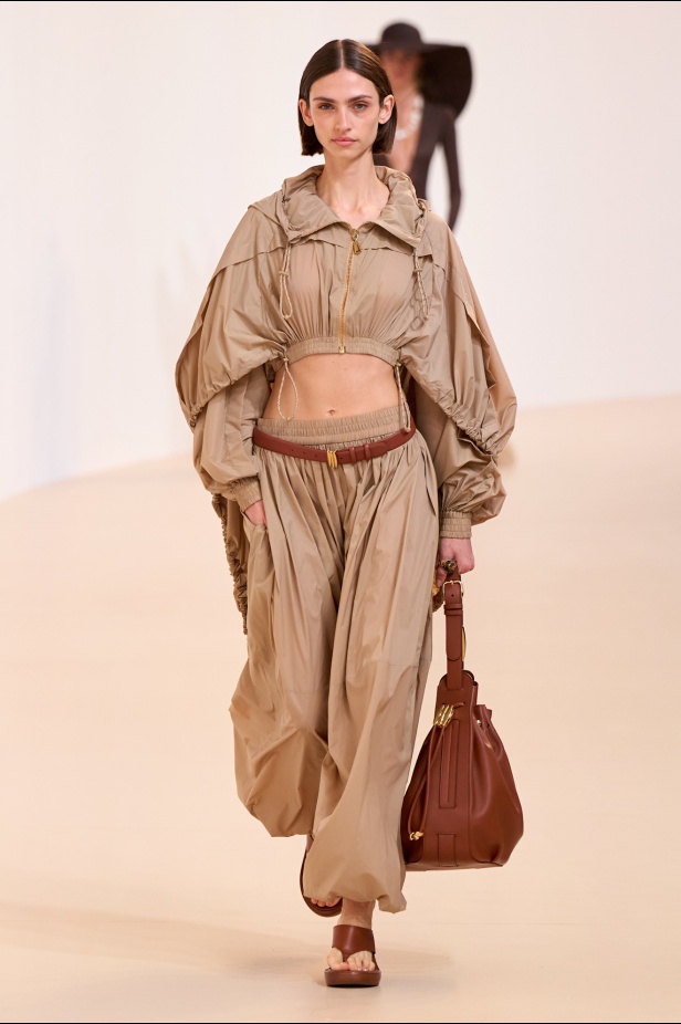 مجموعة Zimmermann لربيع 2025 مستمدة من لون الشمس ومستوحاة من ركوب الأمواج