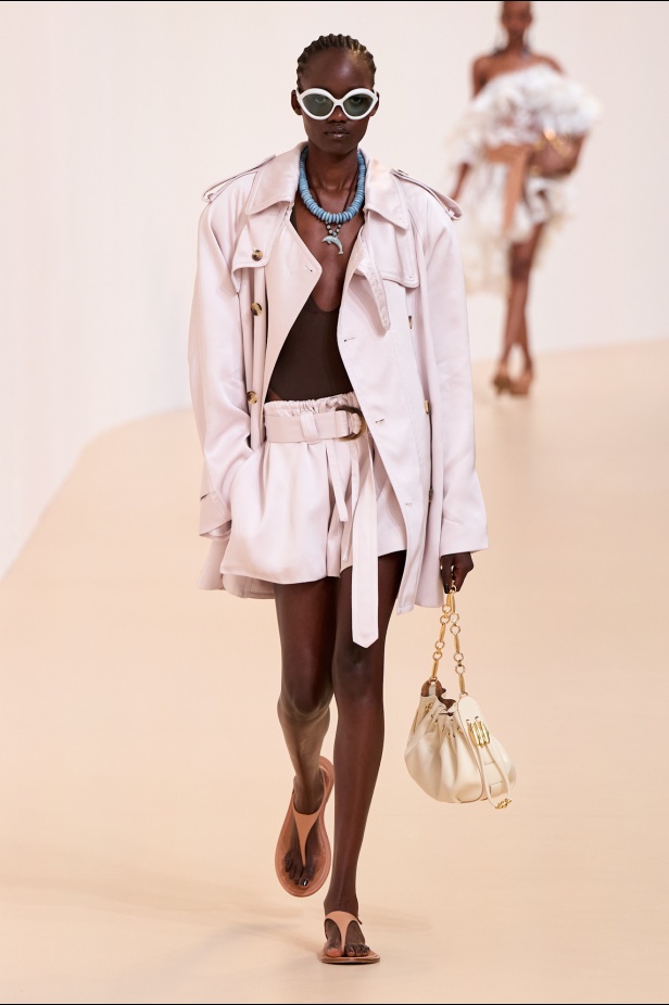 مجموعة Zimmermann لربيع 2025 مستمدة من لون الشمس ومستوحاة من ركوب الأمواج