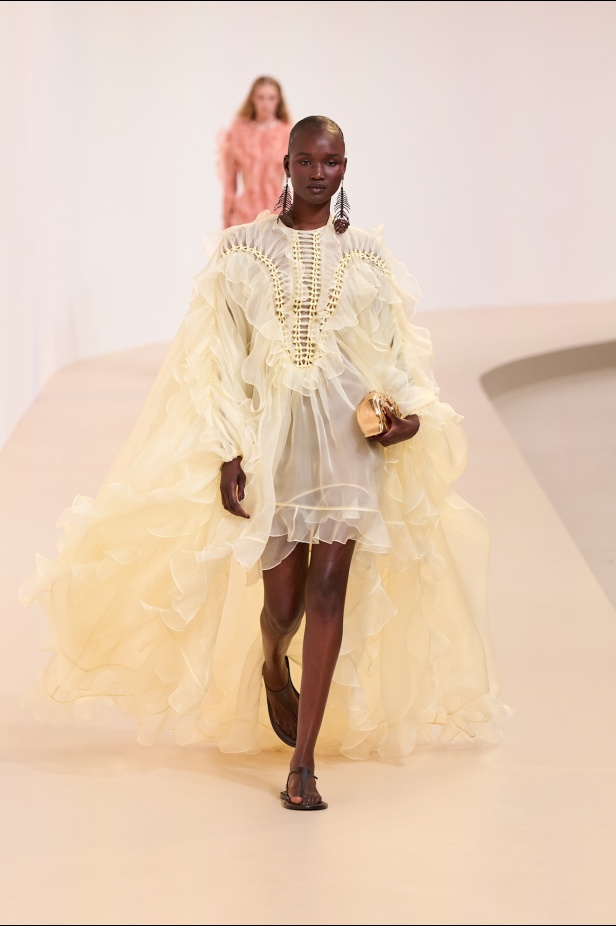 مجموعة Zimmermann لربيع 2025 مستمدة من لون الشمس ومستوحاة من ركوب الأمواج