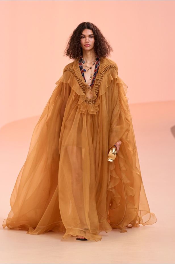 مجموعة Zimmermann لربيع 2025 مستمدة من لون الشمس ومستوحاة من ركوب الأمواج