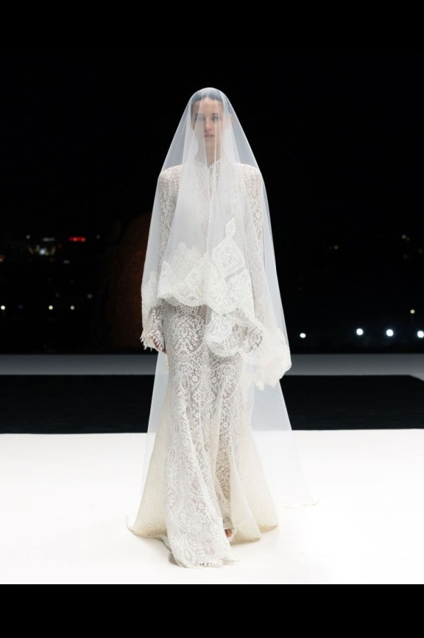 الاحتفاء بالتراث السعودي بشكل معاصر.. تصاميم فساتين الزفاف من المصممة فاطمة العبدالقادر خلال أسبوع الأزياء في الرياض