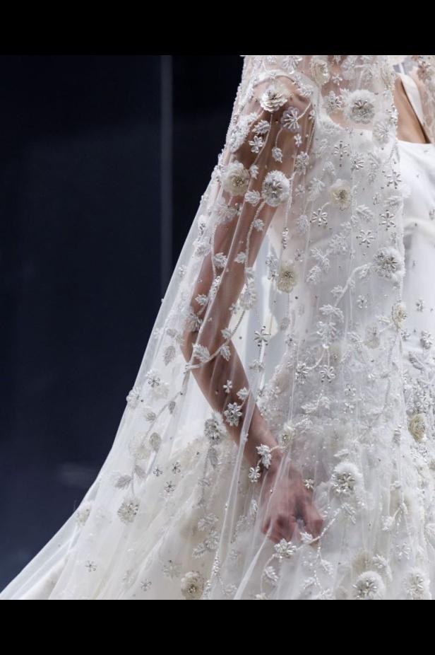 الاحتفاء بالتراث السعودي بشكل معاصر.. تصاميم فساتين الزفاف من المصممة فاطمة العبدالقادر خلال أسبوع الأزياء في الرياض