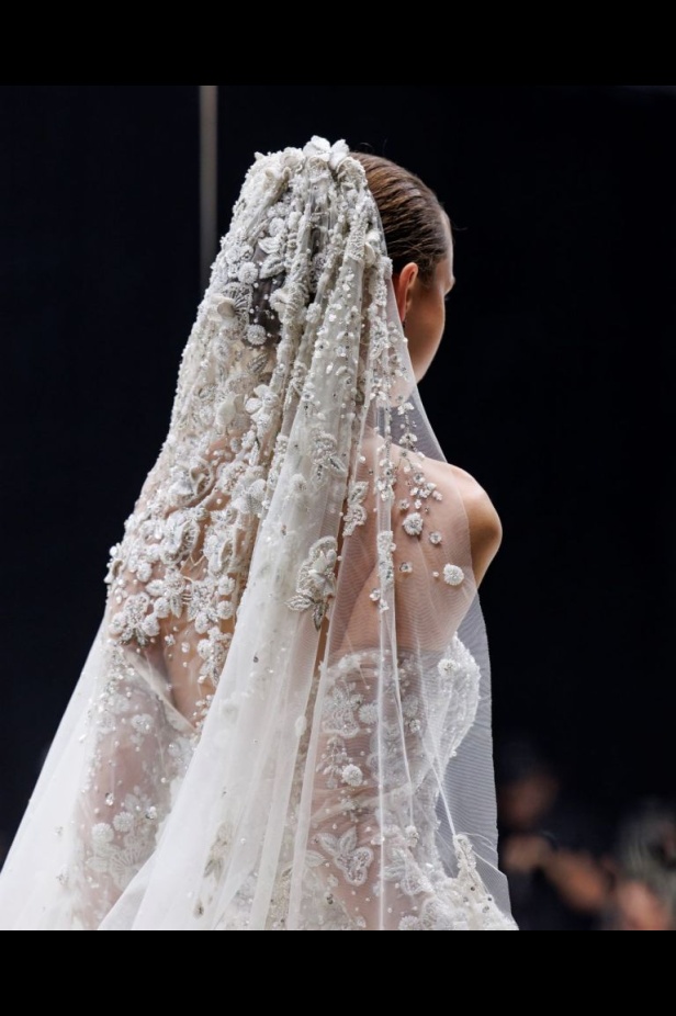 الاحتفاء بالتراث السعودي بشكل معاصر.. تصاميم فساتين الزفاف من المصممة فاطمة العبدالقادر خلال أسبوع الأزياء في الرياض