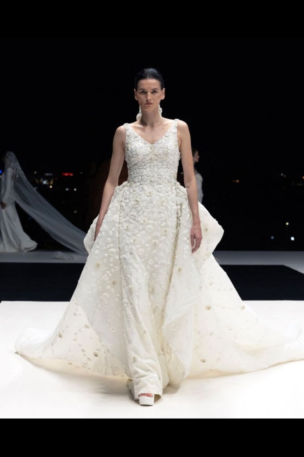 الاحتفاء بالتراث السعودي بشكل معاصر.. تصاميم فساتين الزفاف من المصممة فاطمة العبدالقادر خلال أسبوع الأزياء في الرياض