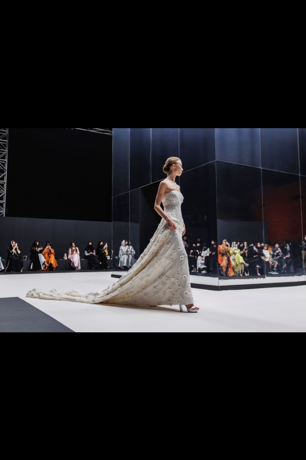 الاحتفاء بالتراث السعودي بشكل معاصر.. تصاميم فساتين الزفاف من المصممة فاطمة العبدالقادر خلال أسبوع الأزياء في الرياض