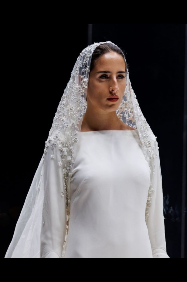 الاحتفاء بالتراث السعودي بشكل معاصر.. تصاميم فساتين الزفاف من المصممة فاطمة العبدالقادر خلال أسبوع الأزياء في الرياض