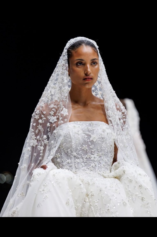 الاحتفاء بالتراث السعودي بشكل معاصر.. تصاميم فساتين الزفاف من المصممة فاطمة العبدالقادر خلال أسبوع الأزياء في الرياض