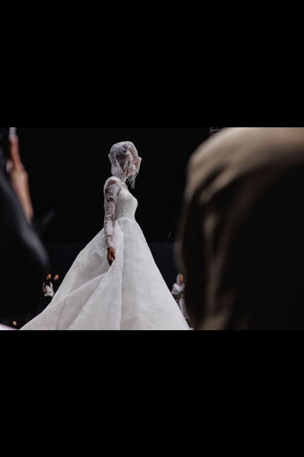 الاحتفاء بالتراث السعودي بشكل معاصر.. تصاميم فساتين الزفاف من المصممة فاطمة العبدالقادر خلال أسبوع الأزياء في الرياض