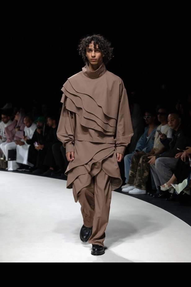 تصاميم معاصرة مبتكرة.. مجموعة المصمم نايف الهايف لعلامة NOBLE & FRESH في أسبوع الأزياء في الرياض