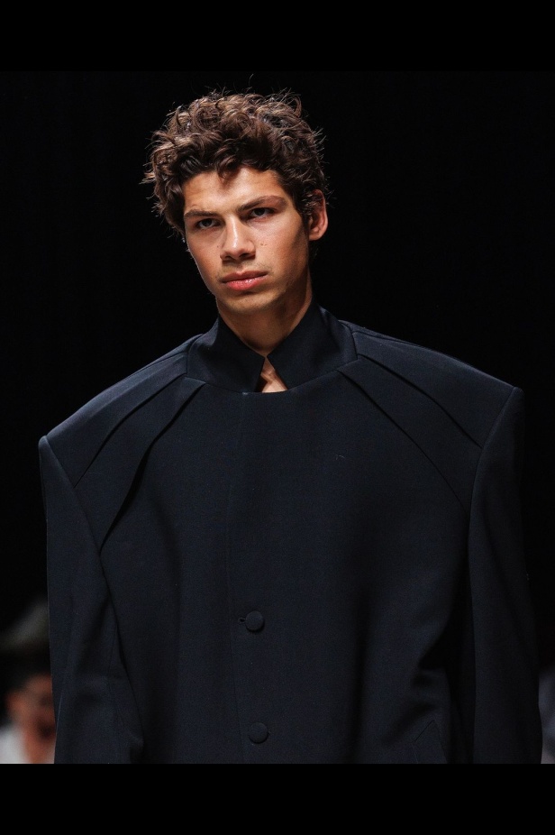 تصاميم معاصرة مبتكرة.. مجموعة المصمم نايف الهايف لعلامة NOBLE & FRESH في أسبوع الأزياء في الرياض