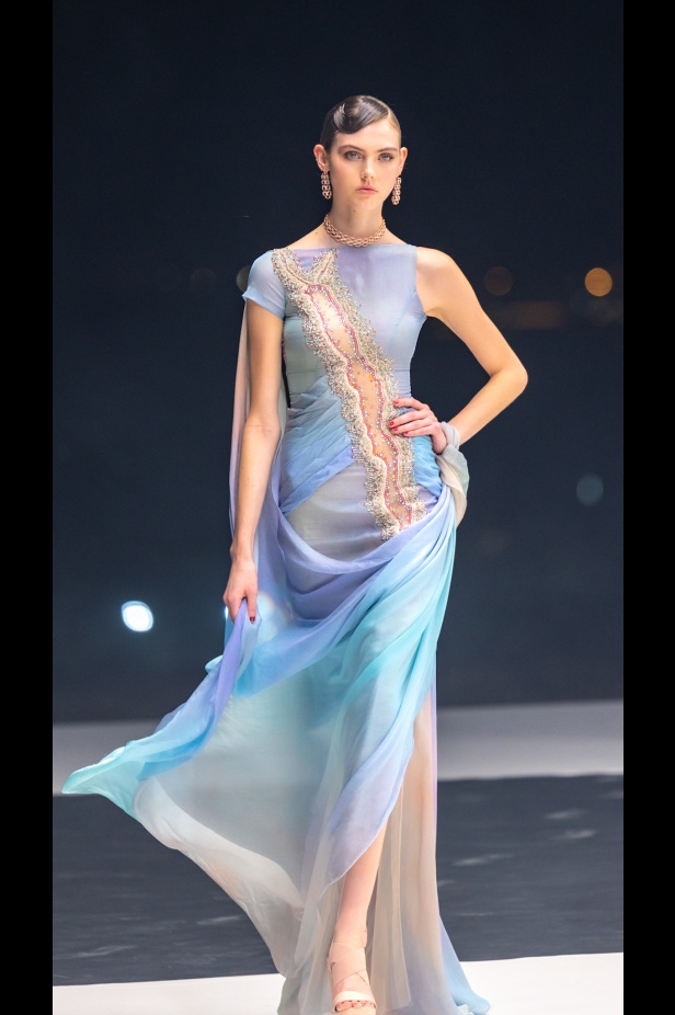 مجموعة Dar AlHanouf للأزياء الراقية 2025 هي إهداء شاعري وقصيدة تتغنى سطورها بروعة البحر الأحمر 