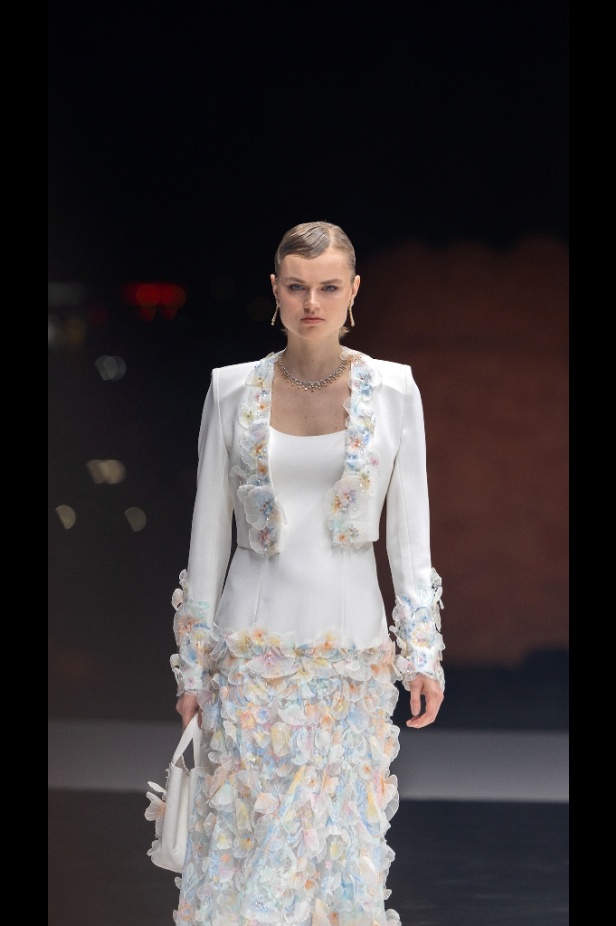 مجموعة Dar AlHanouf للأزياء الراقية 2025 هي إهداء شاعري وقصيدة تتغنى سطورها بروعة البحر الأحمر 