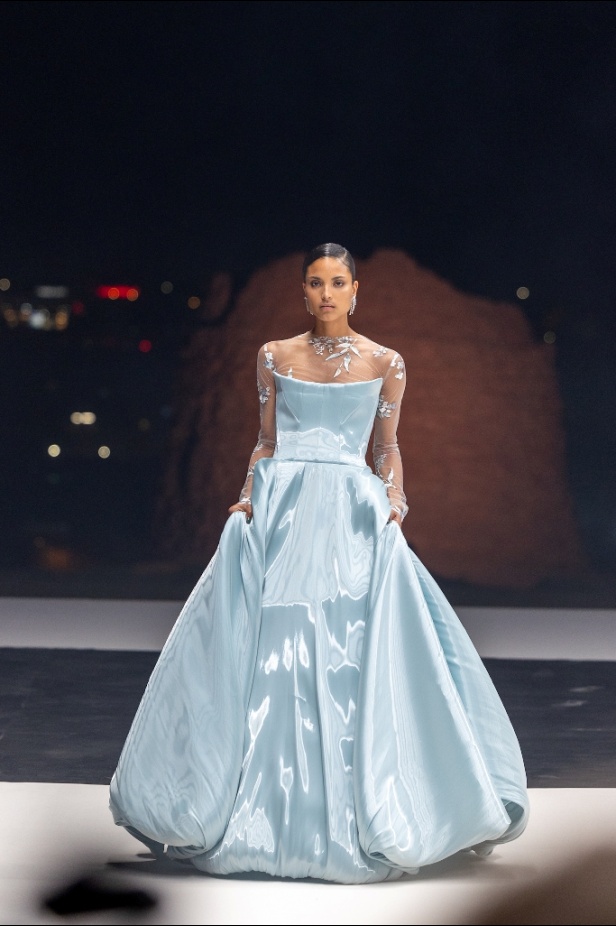 مجموعة Dar AlHanouf للأزياء الراقية 2025 هي إهداء شاعري وقصيدة تتغنى سطورها بروعة البحر الأحمر 