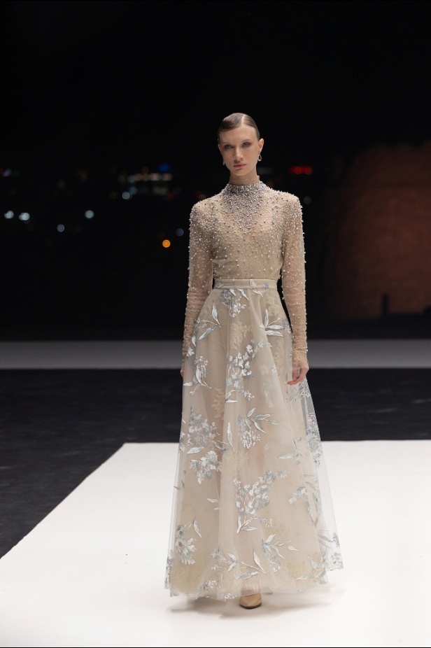 مجموعة Dar AlHanouf للأزياء الراقية 2025 هي إهداء شاعري وقصيدة تتغنى سطورها بروعة البحر الأحمر 