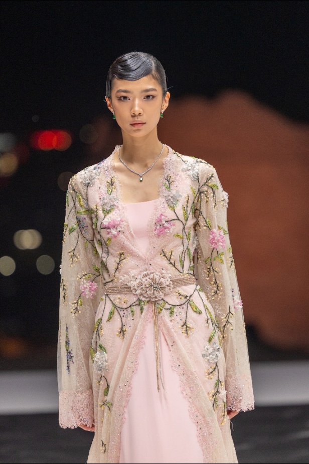 مجموعة Dar AlHanouf للأزياء الراقية 2025 هي إهداء شاعري وقصيدة تتغنى سطورها بروعة البحر الأحمر 