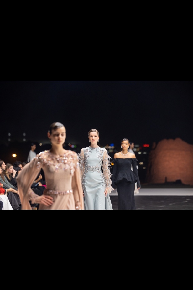 مجموعة Dar AlHanouf للأزياء الراقية 2025 هي إهداء شاعري وقصيدة تتغنى سطورها بروعة البحر الأحمر 