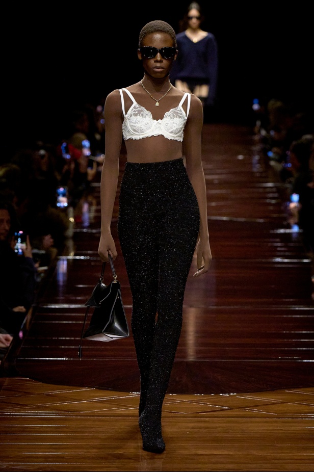 مجموعة Balenciaga لربيع وصيف 2025 في باريس