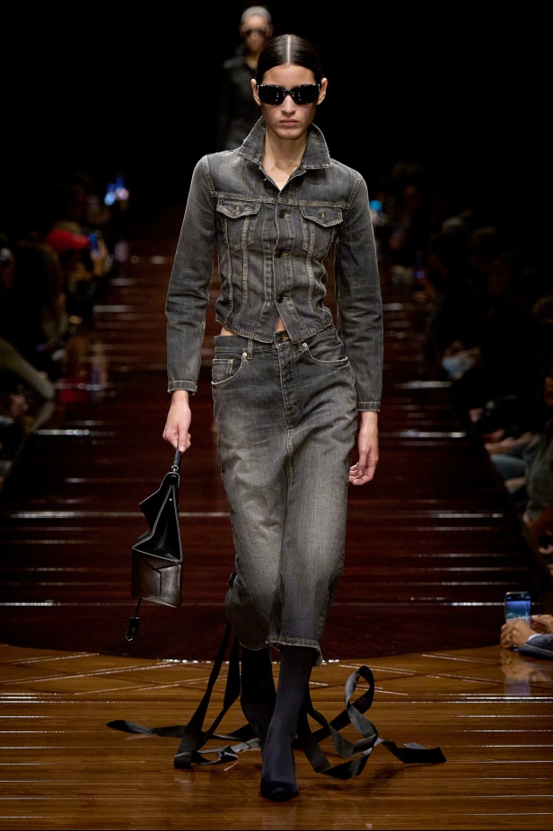 مجموعة Balenciaga لربيع وصيف 2025 في باريس