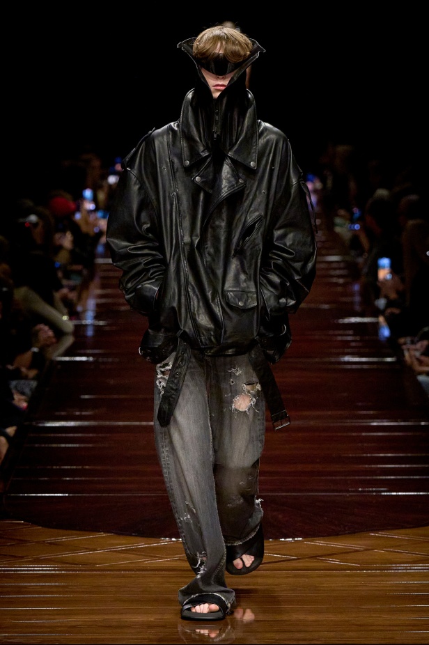 مجموعة Balenciaga لربيع وصيف 2025 في باريس