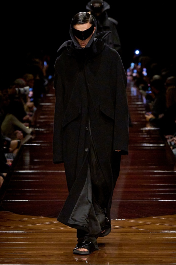 مجموعة Balenciaga لربيع وصيف 2025 في باريس