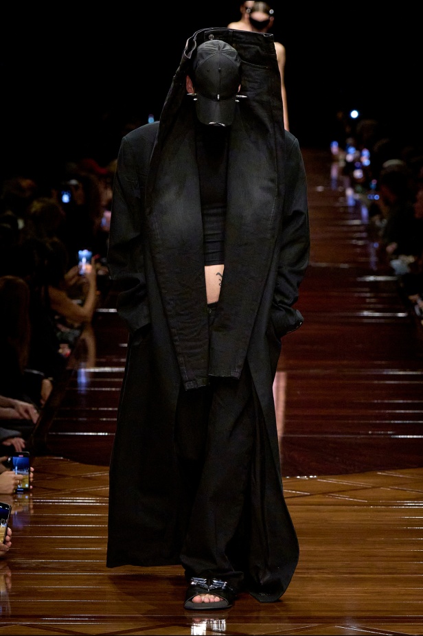 مجموعة Balenciaga لربيع وصيف 2025 في باريس