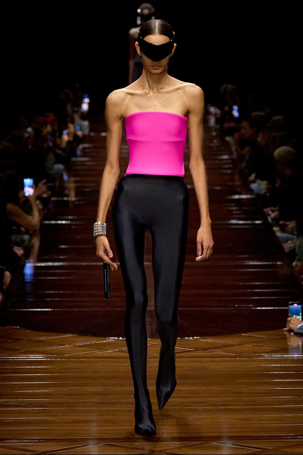 مجموعة Balenciaga لربيع وصيف 2025 في باريس