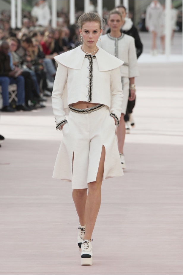 CHANEL تعود إلى Grand Palais بعد غياب لتقديم مجموعة ربيع 2025... قصيدة للحرية والرقة والحركة