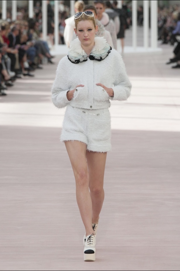 CHANEL تعود إلى Grand Palais بعد غياب لتقديم مجموعة ربيع 2025... قصيدة للحرية والرقة والحركة