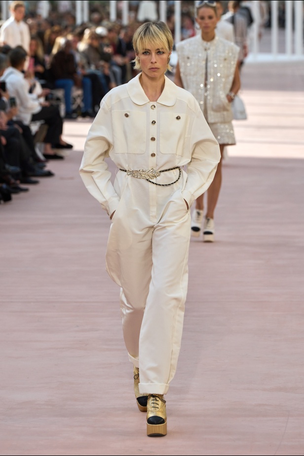 CHANEL تعود إلى Grand Palais بعد غياب لتقديم مجموعة ربيع 2025... قصيدة للحرية والرقة والحركة