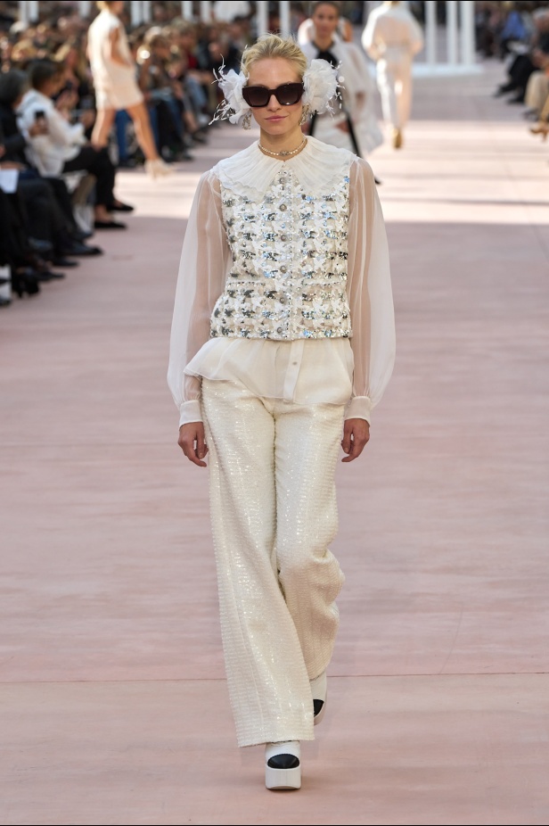 CHANEL تعود إلى Grand Palais بعد غياب لتقديم مجموعة ربيع 2025... قصيدة للحرية والرقة والحركة