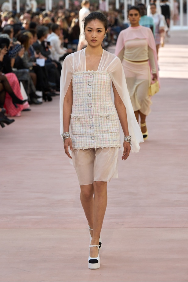 CHANEL تعود إلى Grand Palais بعد غياب لتقديم مجموعة ربيع 2025... قصيدة للحرية والرقة والحركة