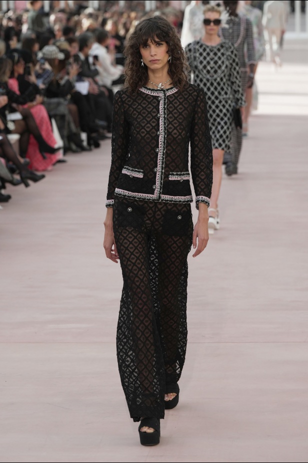 CHANEL تعود إلى Grand Palais بعد غياب لتقديم مجموعة ربيع 2025... قصيدة للحرية والرقة والحركة
