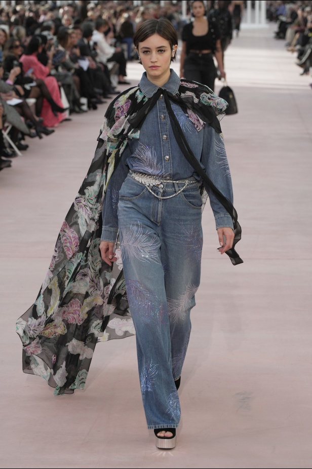 CHANEL تعود إلى Grand Palais بعد غياب لتقديم مجموعة ربيع 2025... قصيدة للحرية والرقة والحركة