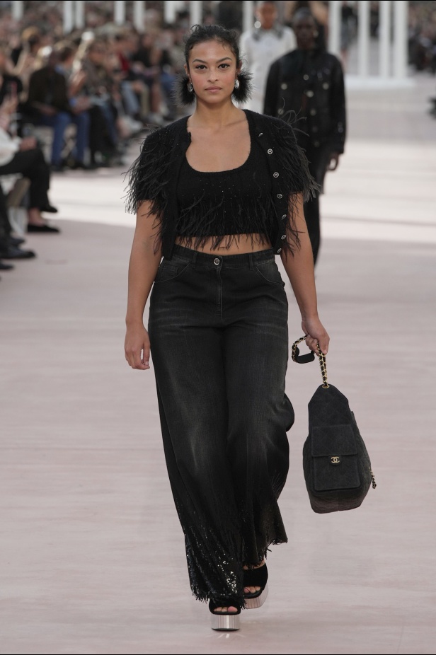 CHANEL تعود إلى Grand Palais بعد غياب لتقديم مجموعة ربيع 2025... قصيدة للحرية والرقة والحركة