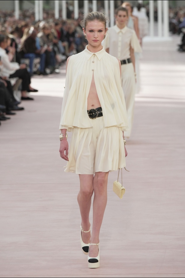 CHANEL تعود إلى Grand Palais بعد غياب لتقديم مجموعة ربيع 2025... قصيدة للحرية والرقة والحركة