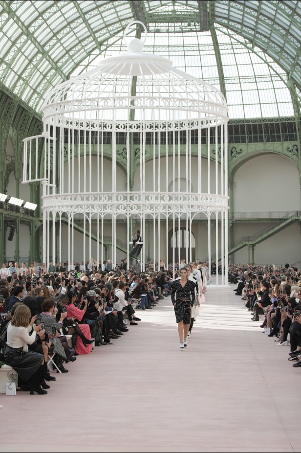 CHANEL تعود إلى Grand Palais بعد غياب لتقديم مجموعة ربيع 2025... قصيدة للحرية والرقة والحركة