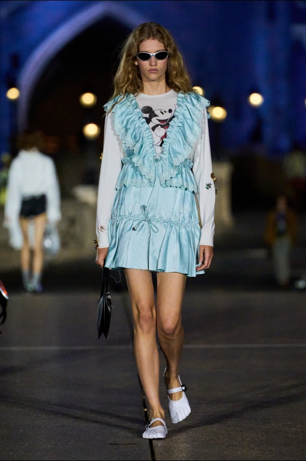 مجموعة Coperni لربيع وصيف 2025... احتفال بالشباب والحنين والخيال في تعاون سحري مع ديزني لاند باريس