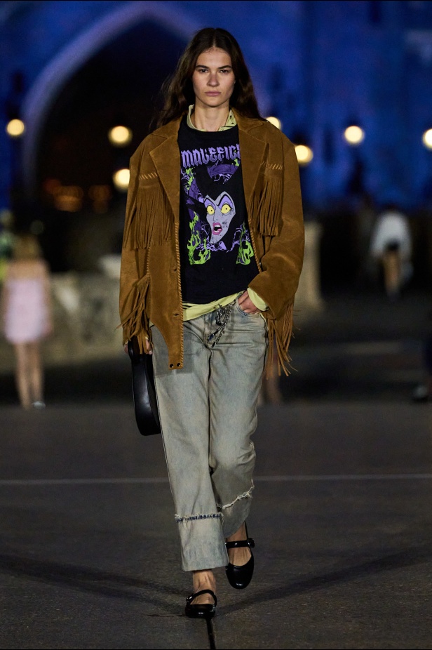 مجموعة Coperni لربيع وصيف 2025... احتفال بالشباب والحنين والخيال في تعاون سحري مع ديزني لاند باريس