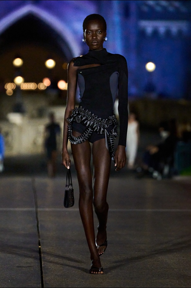 مجموعة Coperni لربيع وصيف 2025... احتفال بالشباب والحنين والخيال في تعاون سحري مع ديزني لاند باريس