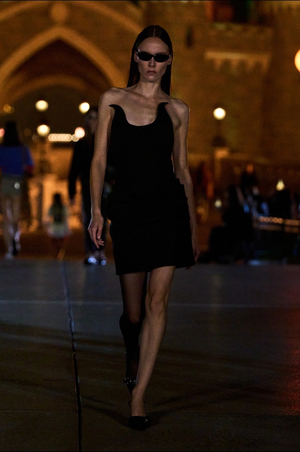 مجموعة Coperni لربيع وصيف 2025... احتفال بالشباب والحنين والخيال في تعاون سحري مع ديزني لاند باريس